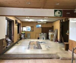 事務所部分を店舗に改装工事中！