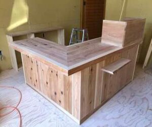 店舗のレジカウンターを無垢材で造作