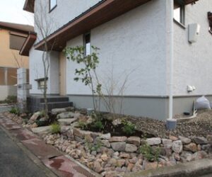 西明石の家、自然素材の外観と外構工事