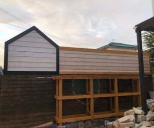 新たな看板と薪置き場作成中