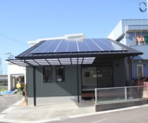 FREEQ野添の家、片流れの屋根に太陽光発電設置