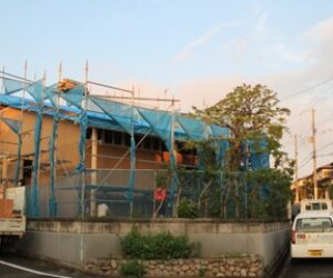 小束山の家、上棟後に雨