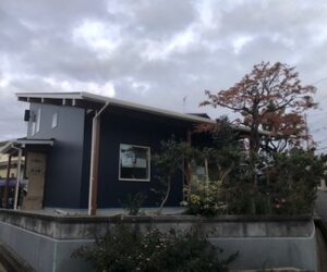 小束山の家　外装完成、外壁材の供給制限