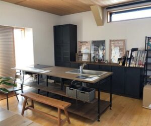 BOOOTS金ケ崎の家、アイアンキッチン