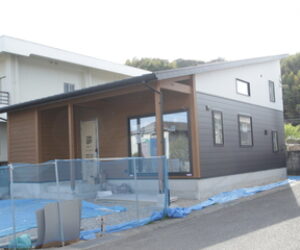 CAMP安乎の家、平屋のような外装が完成