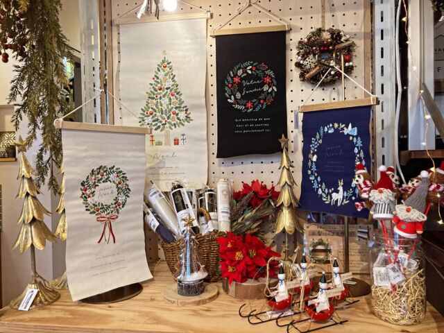 .

クリスマスの準備、まだまだ間に合います！✨

大人気ですぐに売り切れてしまった
クリスマスタペストリー入荷しました♪

ツリーのタペストリーは前回よりサイズアップ！
存在感がありますよ☺️

#明石サポート利用券
当店でご利用いただけます

•••••

お問い合わせは
・お電話
・ホームページよりメール
・インスタグラムからのDM
にてお受けしております

TEL:078-937-1660
HP:プロフィールURLよりお越しください

@wakutas.akashi 

#クリスマスインテリア #クリスマス雑貨#インテリア雑貨#壁面装飾#クリスマス壁面 #おしゃれインテリア#クリスマス雑貨#雑貨屋さん巡り#インテリア#インテリア雑貨#お正月タペストリー#ディスプレイスタンド#クリスマスリース#アンティークゴールド

#明石の雑貨店 #明石市 #神戸市 #神戸市西区⠀
#垂水 #播磨町 #稲美町 #加古郡 #加古川市 #高砂市 #姫路