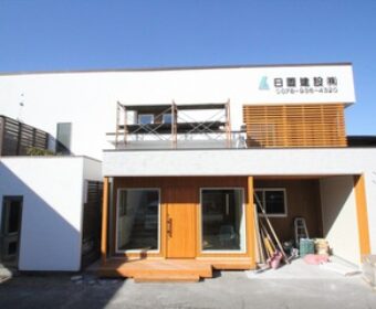 事務所の改修工事もほぼ完成し、照明が付きました。